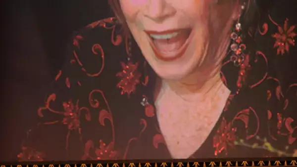 Julia Roberts en el momento que subió a hablar de la homenajeada, quien en la pantalla luce bastante feliz.