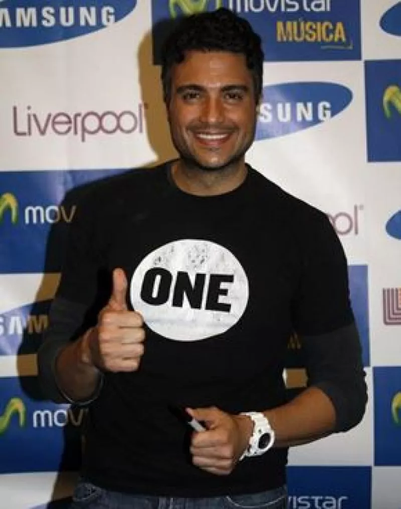 El actor y cantante realizó una firma de autógrafos para promover su nuevo disco.