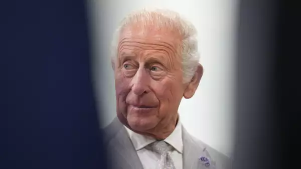 Anuncian por error muerte de Carlos III en una estacion de radio británica
