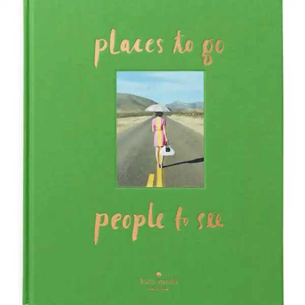 Con la estética que ha hecho famosa a Kate Spade, `Places to go, people to see´ es un libro que se inspira en los viajes, las experiencias y los descubrimientos que vienen con ellos. La selección fotográfica es increíble.