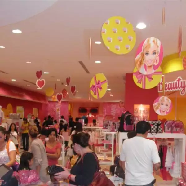 En Barbie Beauty, las niñas podrán hacerse modernos cortes de pelo y peinados.