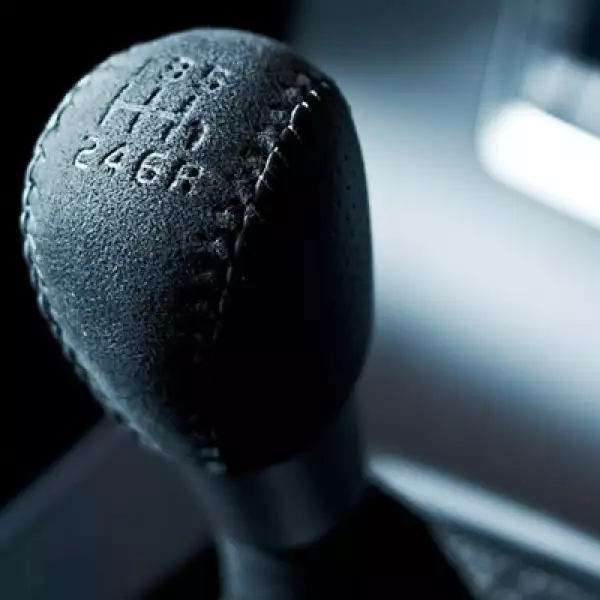 Dentro del habitáculo, el Volvo S60 Polestar mantiene los lineamientos deportivos de su exterior gracias a las butacas de alcántara que se complementan con el volante y el pomo de la palanca de cambios.