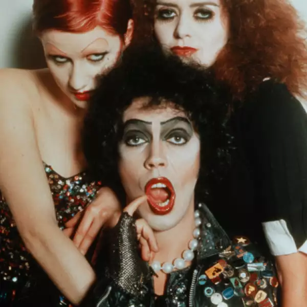 Tenemos una cineteca enorme en casa. Tenemos una lista y cada quien agrega las que quiere, y ya de eso las compramos. Entre ésas The Rocky Horror Picture Show y Donnie Darko.