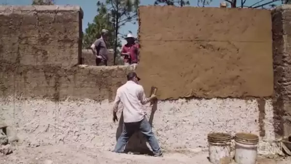 Así es como esta destilería sustentable en Oaxaca ayuda a construir casas