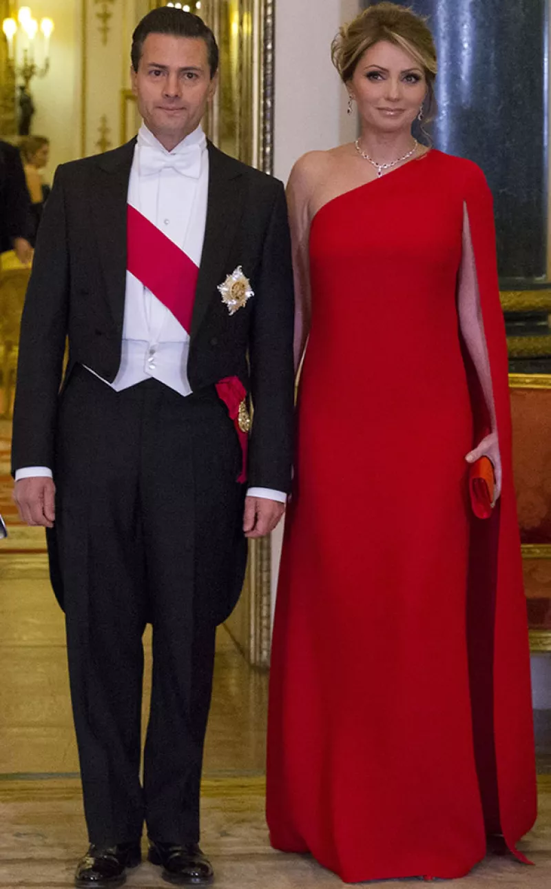 La esposa de Enrique Peña Nieto eligió dos diseños, uno de Valentino y otro Alexander McQueen para los eventos oficiales con la reina Isabell II.