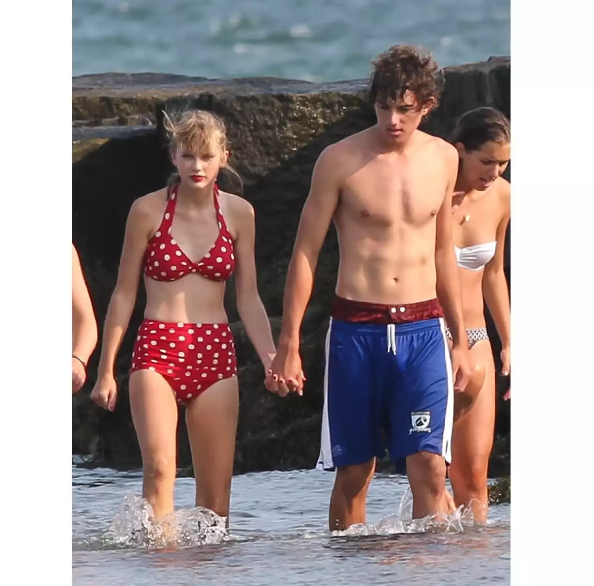 La pareja ha sido captada en distintos lugares derramando miel.