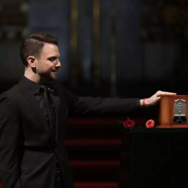 Jas Devael cantanto `Por qué me haces llorar´ con el Mariachi Gama 1000.