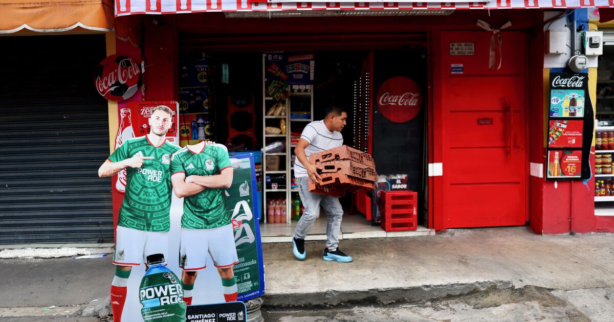Meksikalılar, Azteca Stadyumu'ndaki Dünya Kupası'na gitmek için ABD ve Kanada'dan gelen turistlerden altı kat daha fazla çalışmak zorunda kalıyor