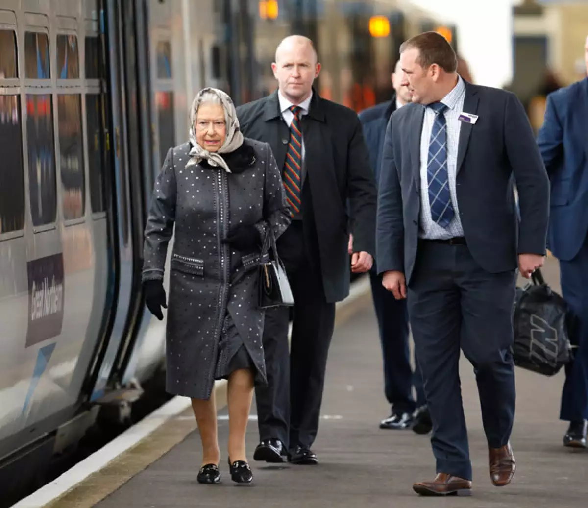 La reina se trasladó en tren y en primera clase, cuestión que ofendió al pueblo británico.