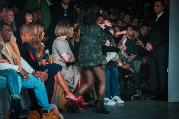 Tanto duró el berrinche de North, que Kim Kardashian tuvo que pararse en medio de la pasarela para sacarla.