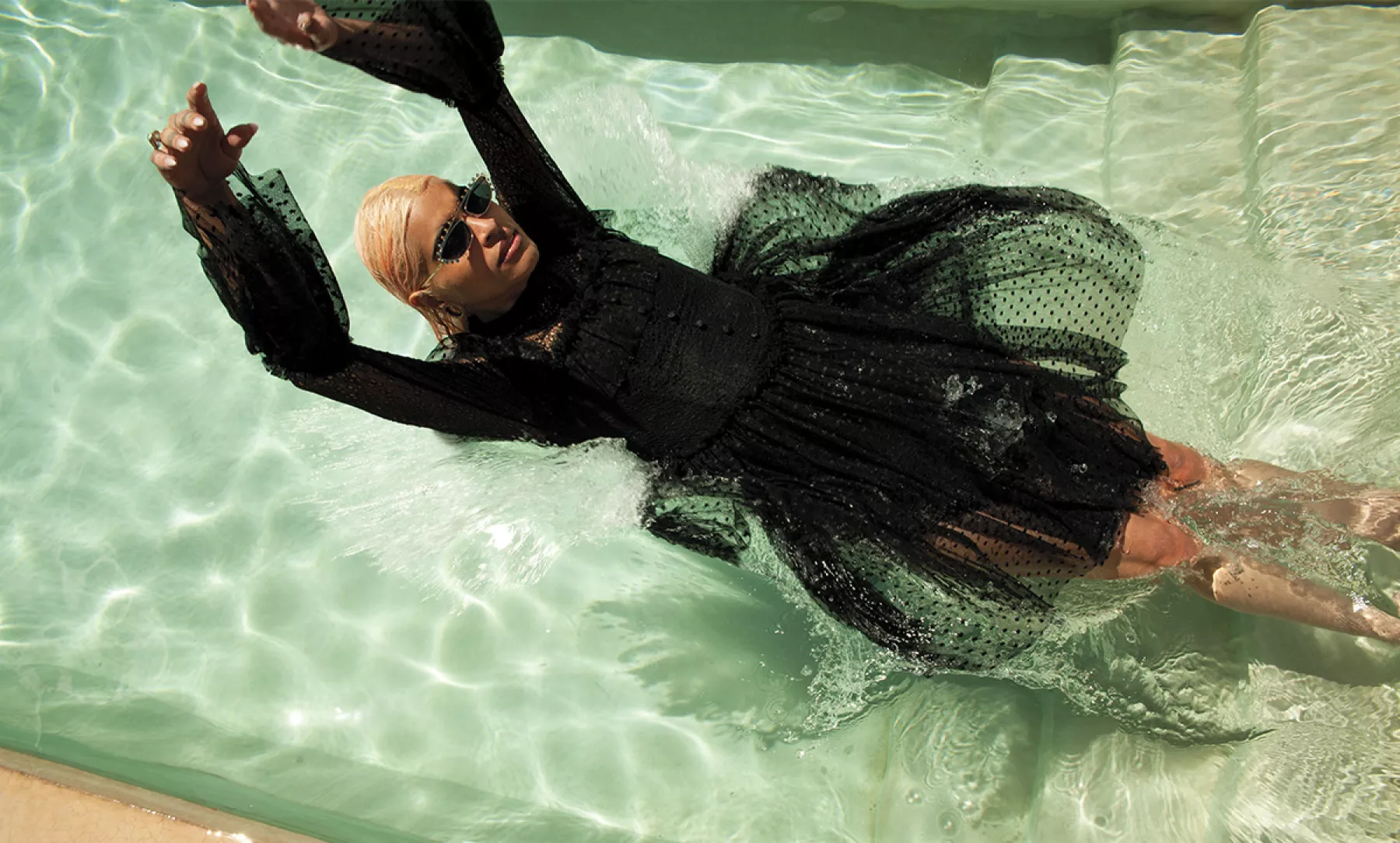 Foto: RWWWY para ELLE México agosto 2020; Estilismo: Raúl Álvarez; Modelo: Emne; Sandra Mansour x H&M