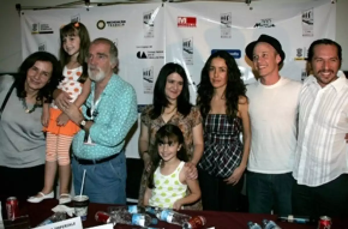La película aborda la historia de "José", quien tras varios años de vivir divorciado y en la misma calle que "Nora", su ex mujer, debe hacerse cargo del cadáver de esta última.