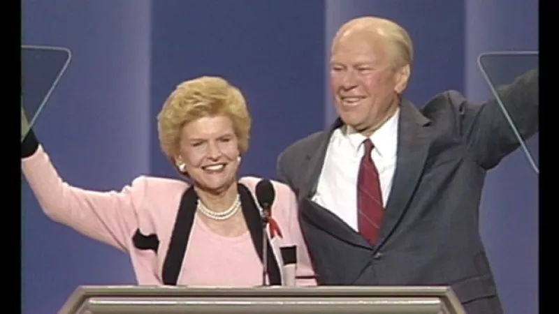 Betty Ford acompaña a su esposo Gerald Ford