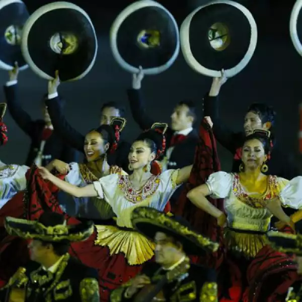 Los bailarines terminaron su rutina previo a la llegada del argentino.
