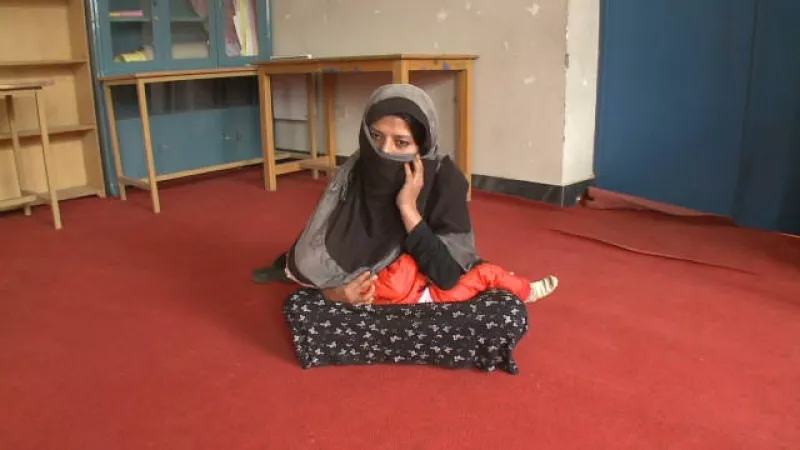 La joven Gulnaz posa con su hijo