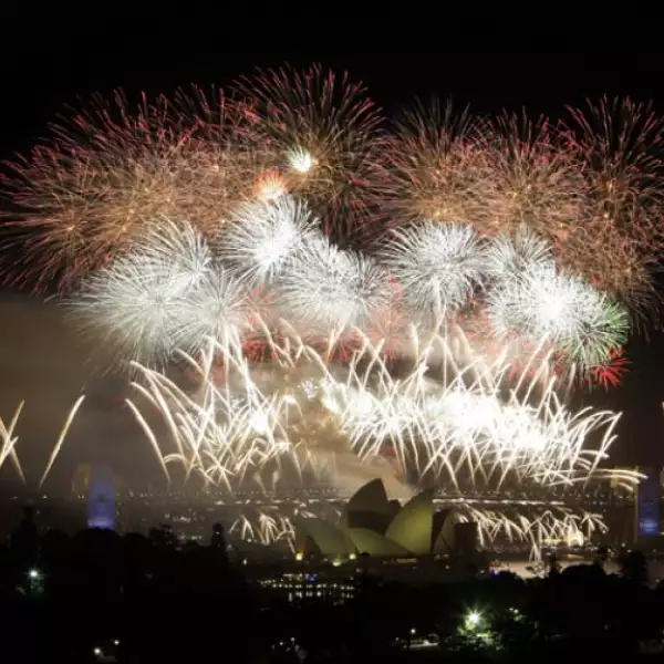 Los fuegos artificiales de Sídney se espera atraigan hasta el puerto de la ciudad a más de medio millón de personas.