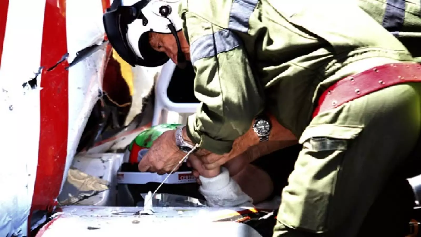 paramedico atiende a sergio perez