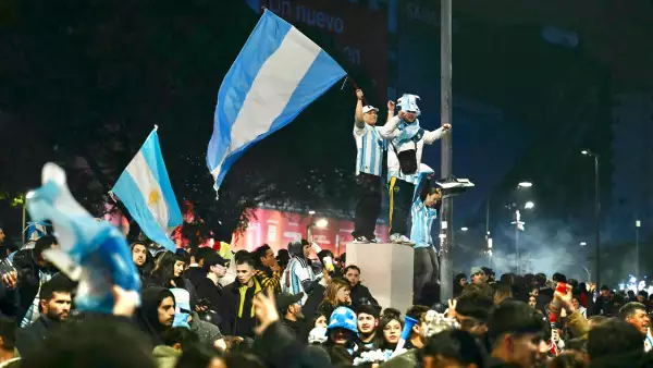 Los fanáticos de Argentina se reúnen cerca del Obelisco después de que Argentina perdiera el partido final de fútbol de la Copa Mundial de la FIFA contra España en Buenos Aires el 19 de julio de 2026. España ganó por 1-0.