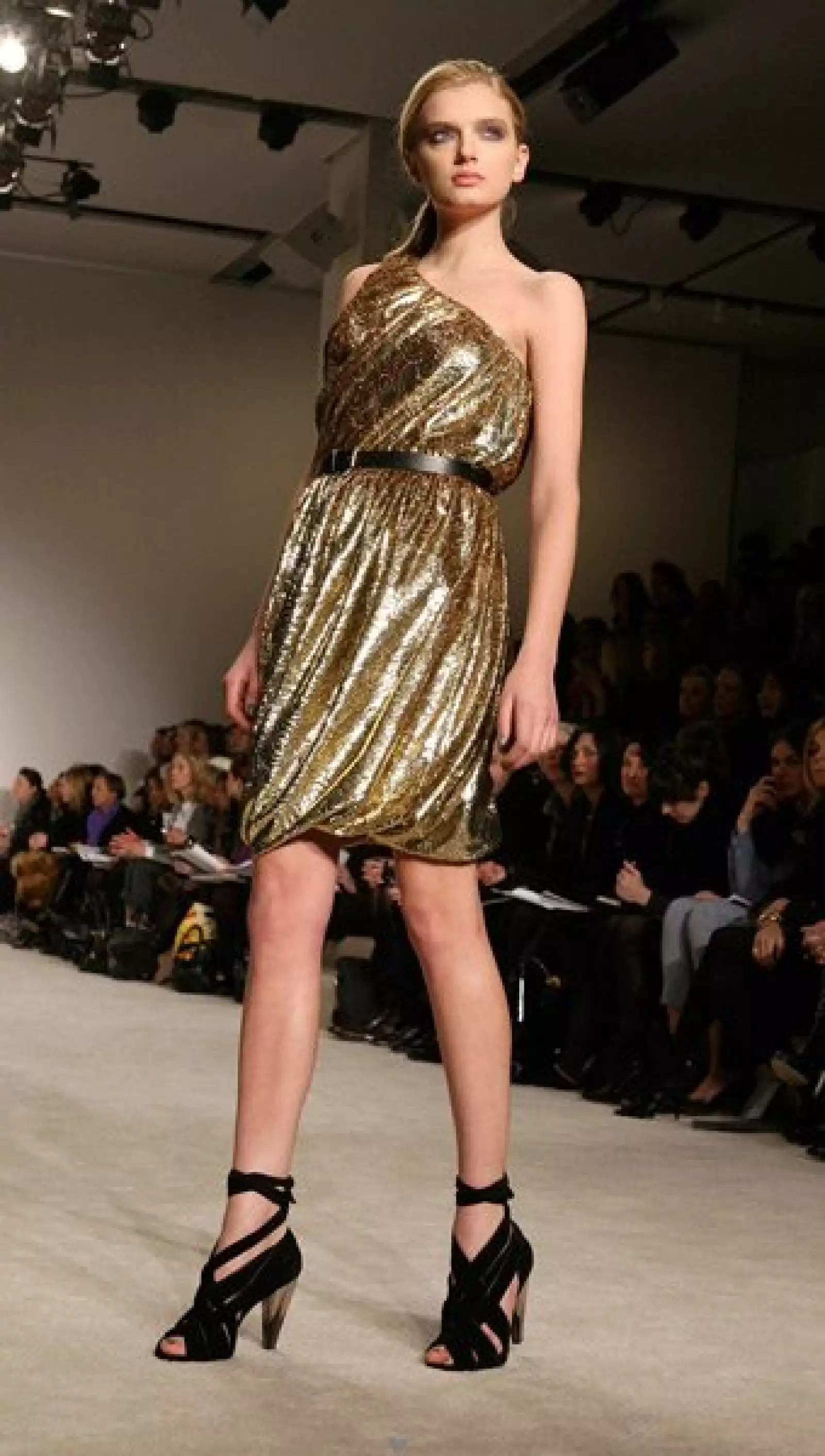 METÁLICO. Ni para las futuristas ni para los artistas de cabaret. Llevar algo metalizado será de lo más común para gente como tú y como yo. Vestido de Derek Lam.