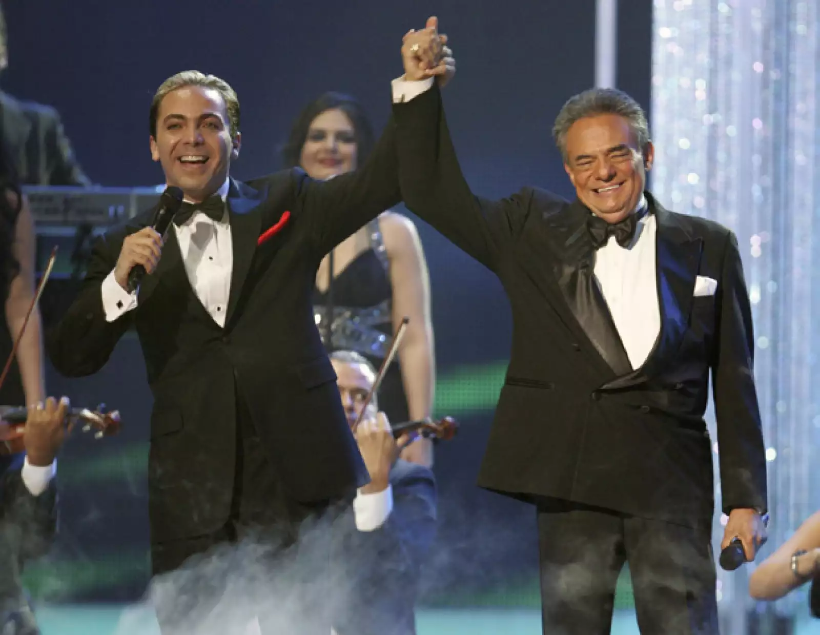 El príncipe de la canción y Cristian Castro interpretaron juntos la canción Lo pasado pasado.