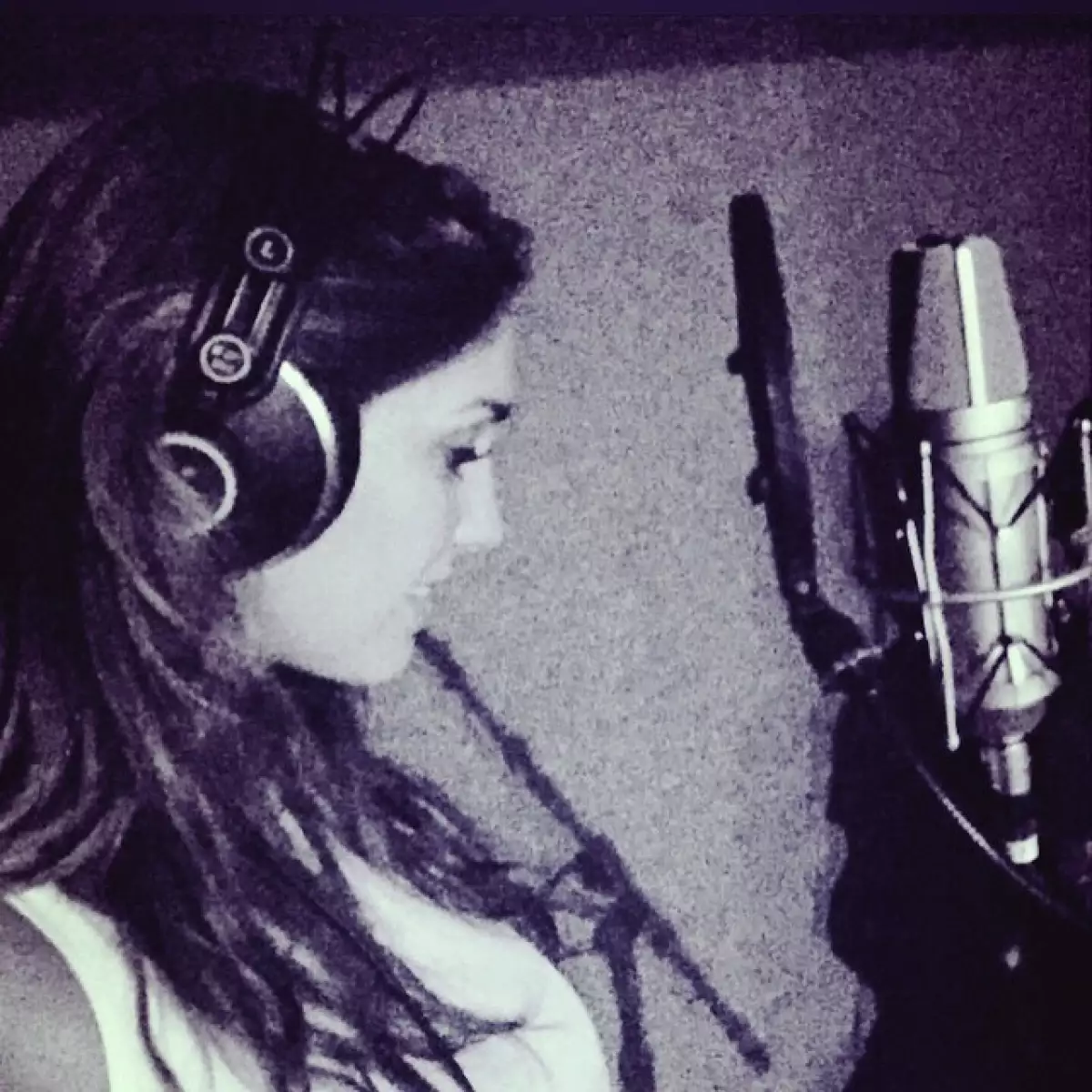 La actriz estrenó este viernes "Rumba" y reveló en entrevista cómo conlleva sus distintas facetas: la música, su labor como primera dama de Chiapas y su compromiso altruista.