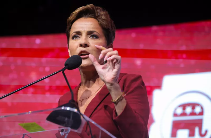 La candidata republicana a la gubernatura de Arizona, Kari Lake, da un discurso. 