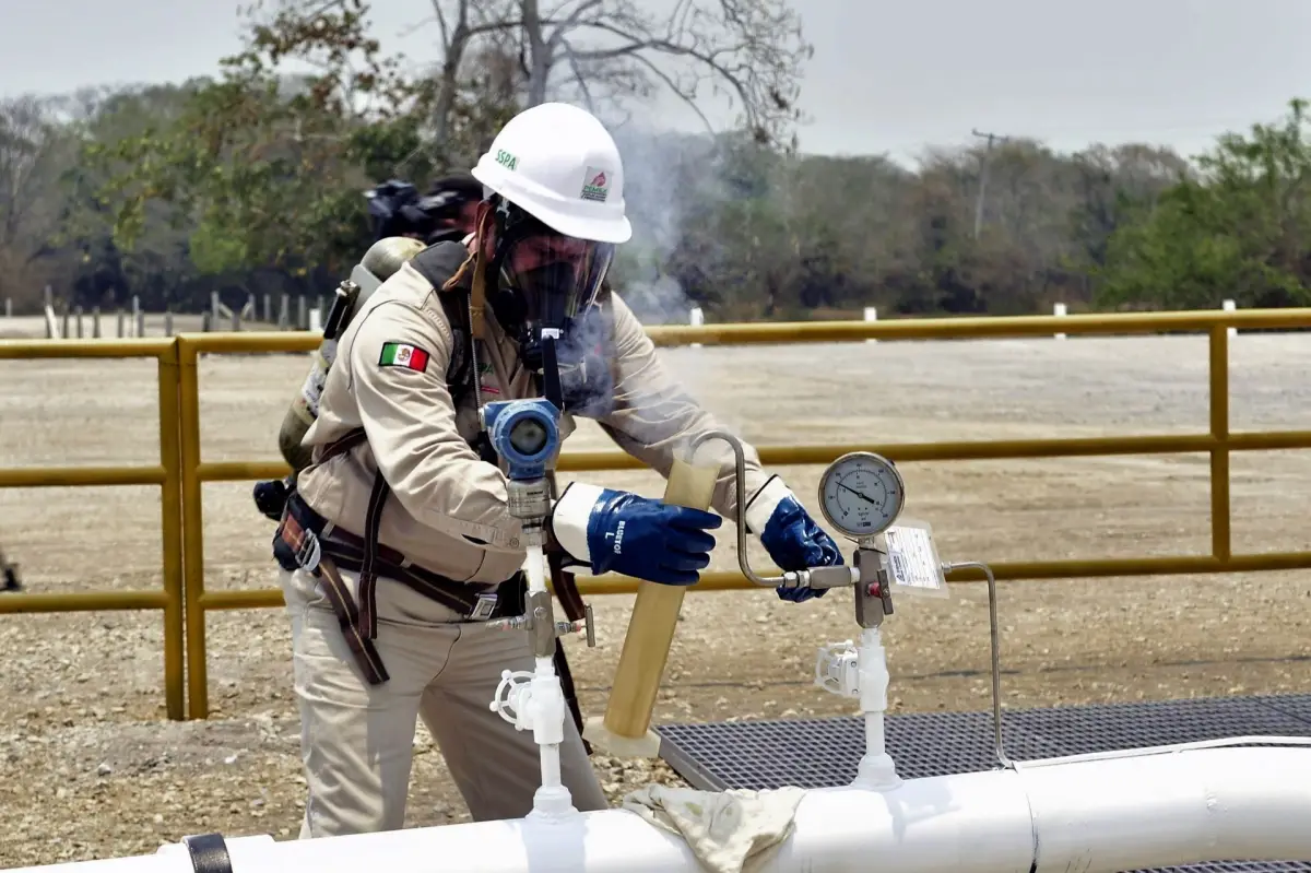 Pemex se aleja de cumplir su meta petrolera, ahora enfrenta dos problemas que lo dificultan