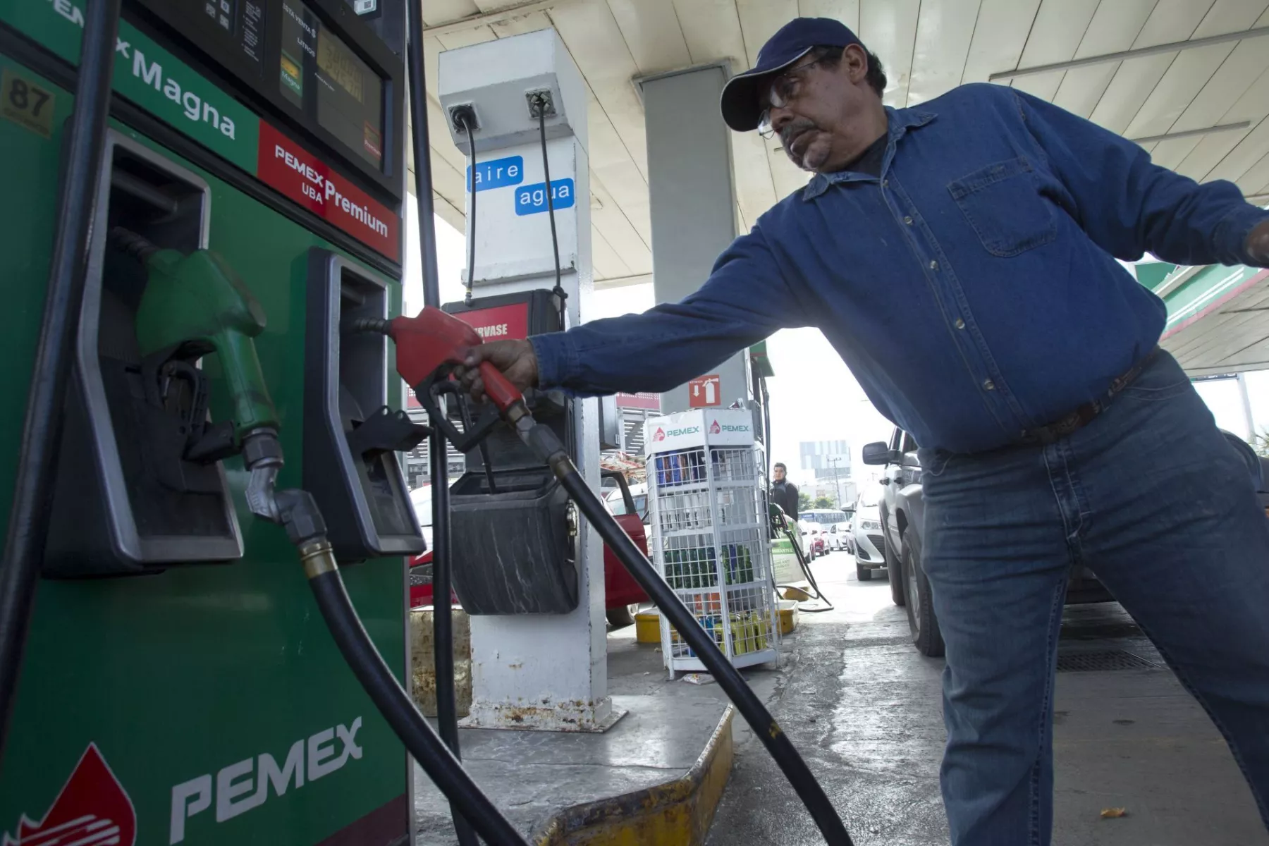 ¿Cuánto cuesta llenar el tanque de gasolina en México y en Estados Unidos? (trabajador de Pemex en estación de carga)