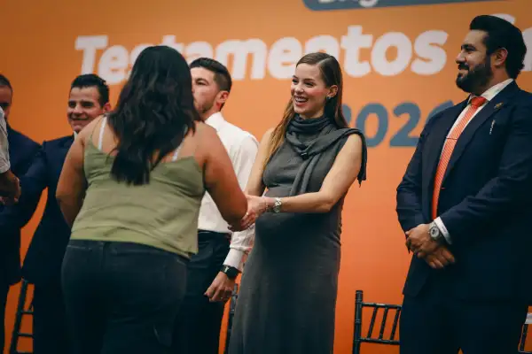 mariana rodriguez, esposa del gobernador de Nuevo León, Samuel García, en un evento de testamentos 