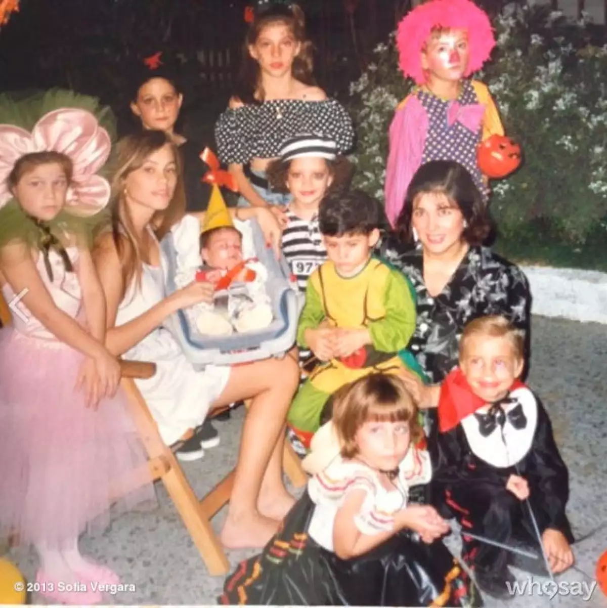 La colombiana compartió una foto de hace 22 años durante el primer Halloween de su hijo Manolo, en la cual, se pone en evidencia lo joven que era cuando nació su primogénito.