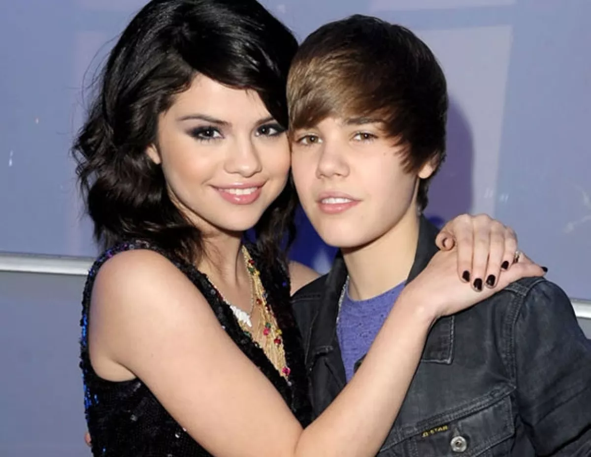 Luego de meses de rumores, Selena y Justin confirmaron su noviazgo en febrero de 2011.