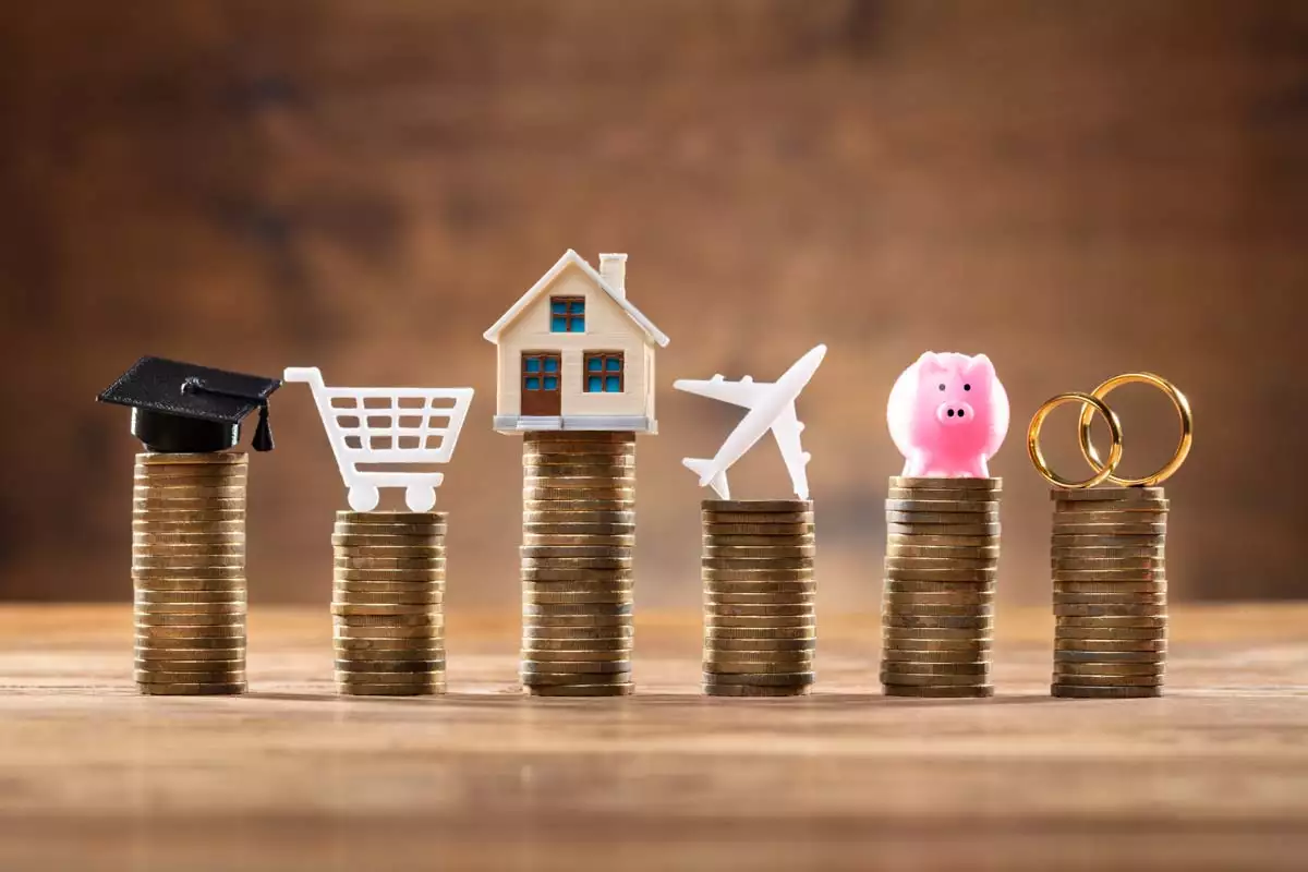 La Condusef lanza curso de educación financiera (Pilas de monedas destinadas a diferentes gastos)