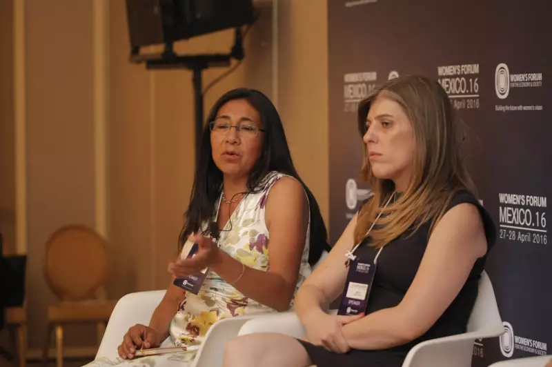 Alejandra Negrete (derecha), comisionada nacional para erradicar la violencia contra la mujer, dijo que es esencial que participe toda la sociedad en el tema.