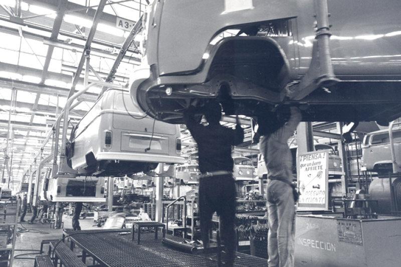 La primer Kombi se produjo en Woltsburg, Alemania, en 1950 bajo el nombre de Transporter 1