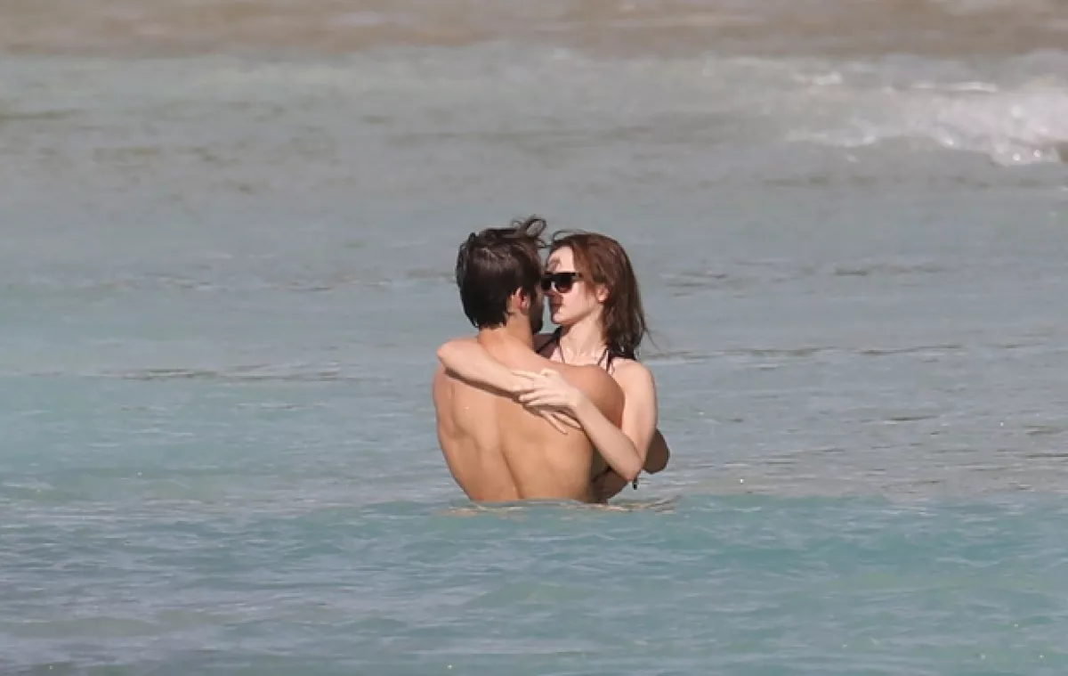 Emma y Matthew disfrutando el mar de manera romántica.