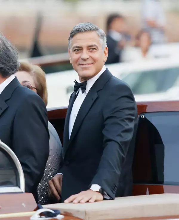 El actor de 53 años de edad optó por llevar el mismo traje que usó para casarse con Amal en Venecia hace algunos meses.