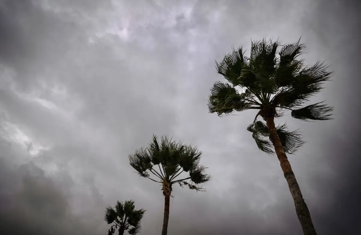 El cielo se oscurece en Puerto San Carlos, Baja California Sur (México), ante la llegada del huracán Polo el 28 de septiembre de 2026. Se prevé que el huracán toque tierra con una posible intensidad de categoría 3, trayendo consigo condiciones meteorológicas extremas que incluyen vientos fuertes, cortes de electricidad e inundaciones repentinas.