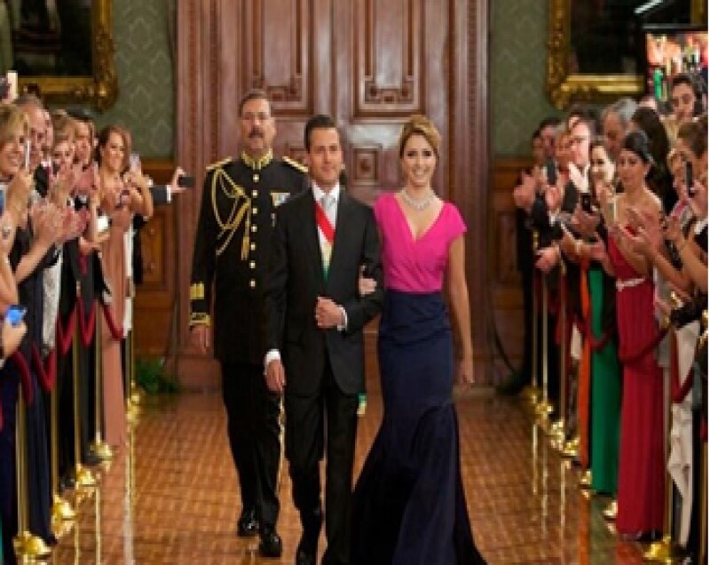 Angélica Rivera lució este diseño bicolor de Oscar de la Renta.