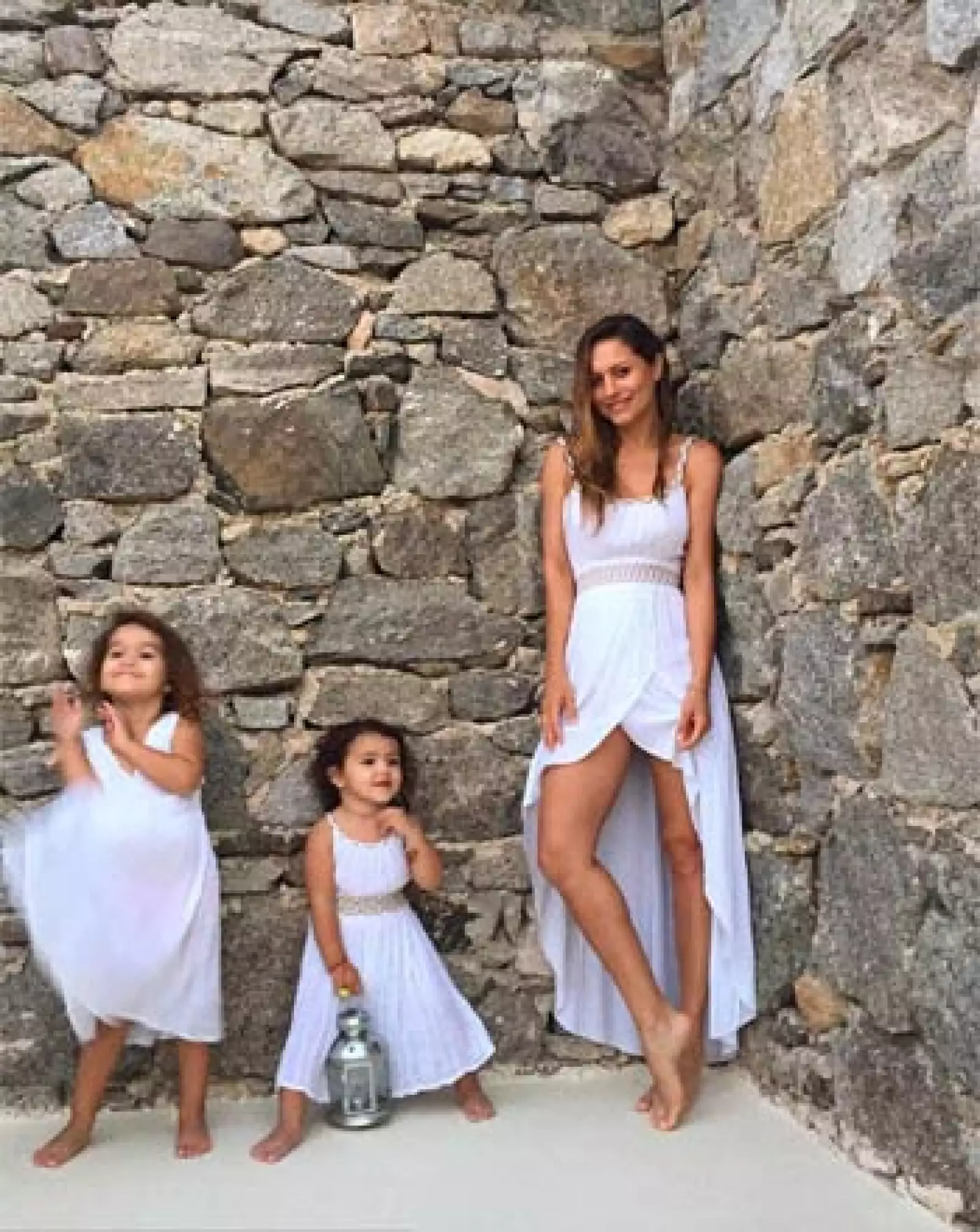 Lola Ponce y sus hijas en Mykonos.