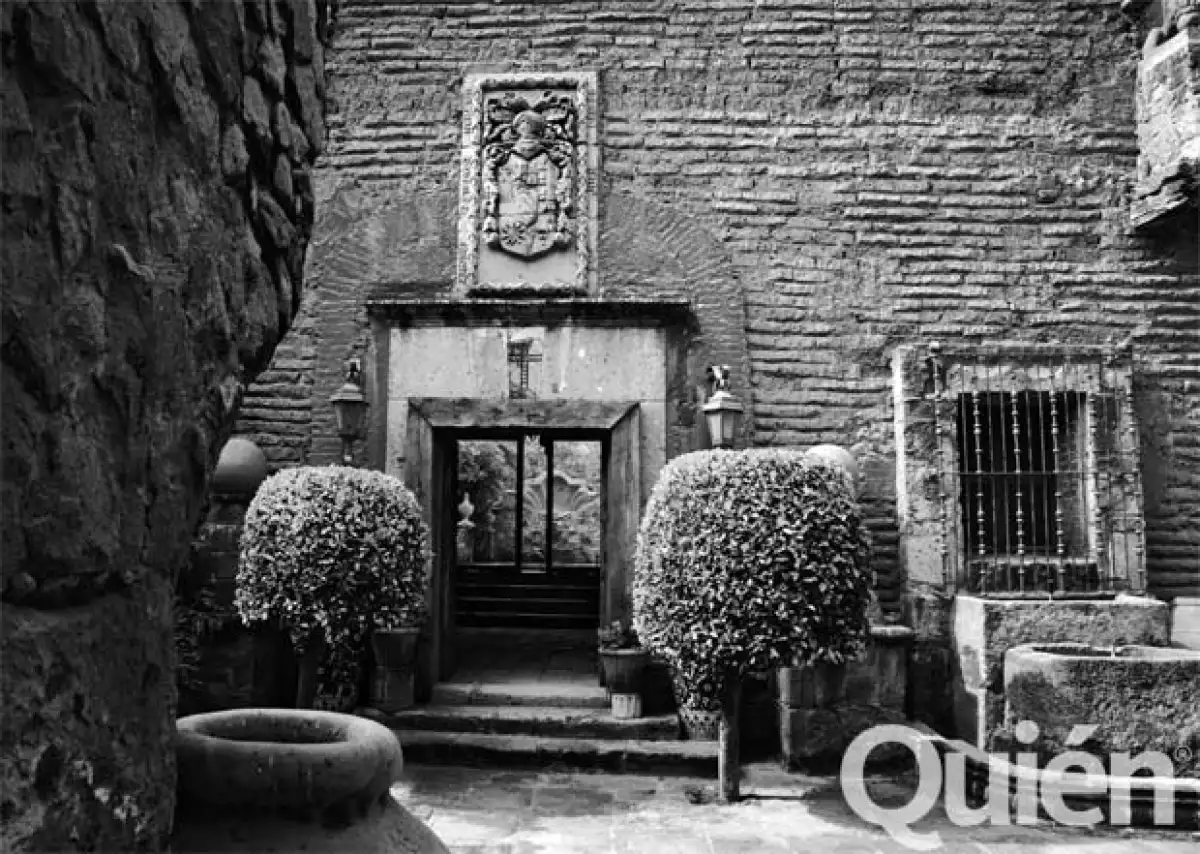 A través de este patio se llega a una alberca que estaba en restauración.