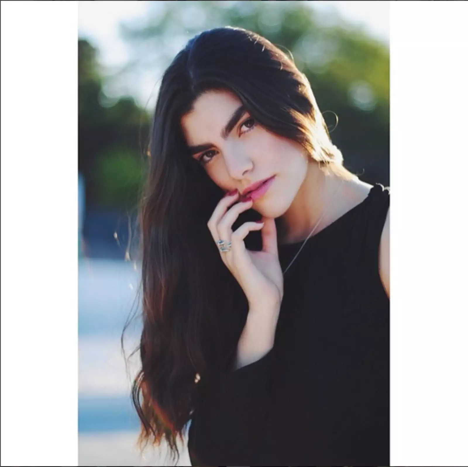 Renata la hermana menor de la exitosa conductora Lety Sahagún, nos cautiva con su mirada de impacto, dándole un plus con sus hermosas cejas.