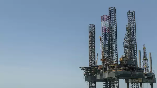 Con el barril de petróleo en mínimos históricos, el gobierno mexicano descartó un alza de impuestos y aplicó recortes al gasto público.