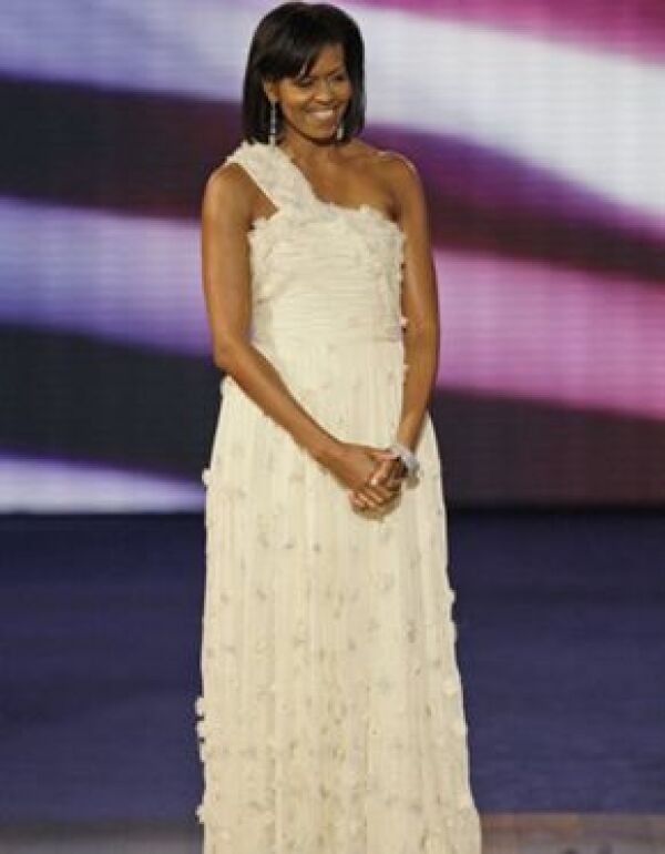 Para los bailes de investidura, Michelle vistió un traje de gala de chiffon blanco, de un hombro y falda larga de Jason Wu.