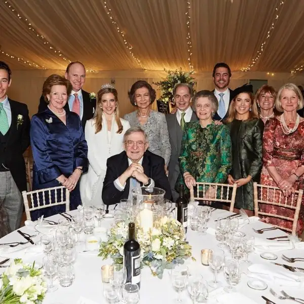 Nicholas Brandam, en la boda de su hermana, junto a la reina Sofía, Constantino e Irene de Grecia.