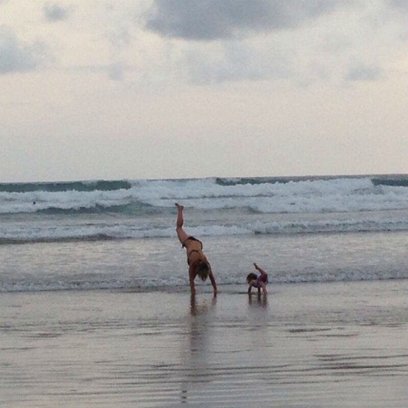 Elsa Pataky y su hija India comparten un momento de yoga en la playa.