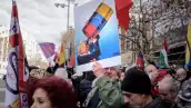 Un manifestante sostiene una caricatura del presidente de los Estados Unidos, Donald Trump, bebiendo de un barril de petróleo venezolano del dibujante portugués Vasco Gargalo, durante una manifestación contra la operación estadounidense en Venezuela para capturar al presidente venezolano, frente a la Embajada de los Estados Unidos en Madrid el 4 de enero de 2026.