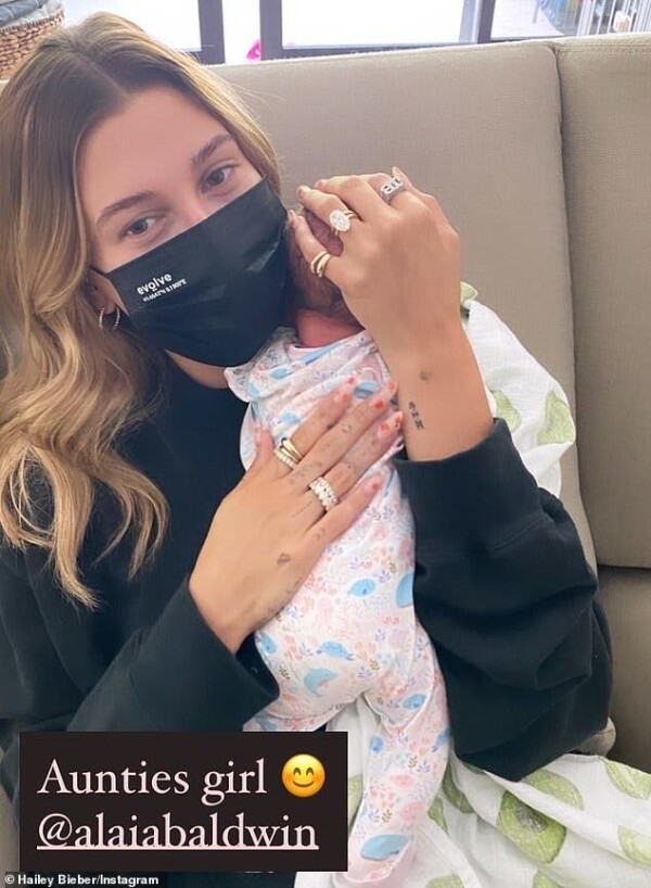 Hailey Bieber y su sobrina Iris