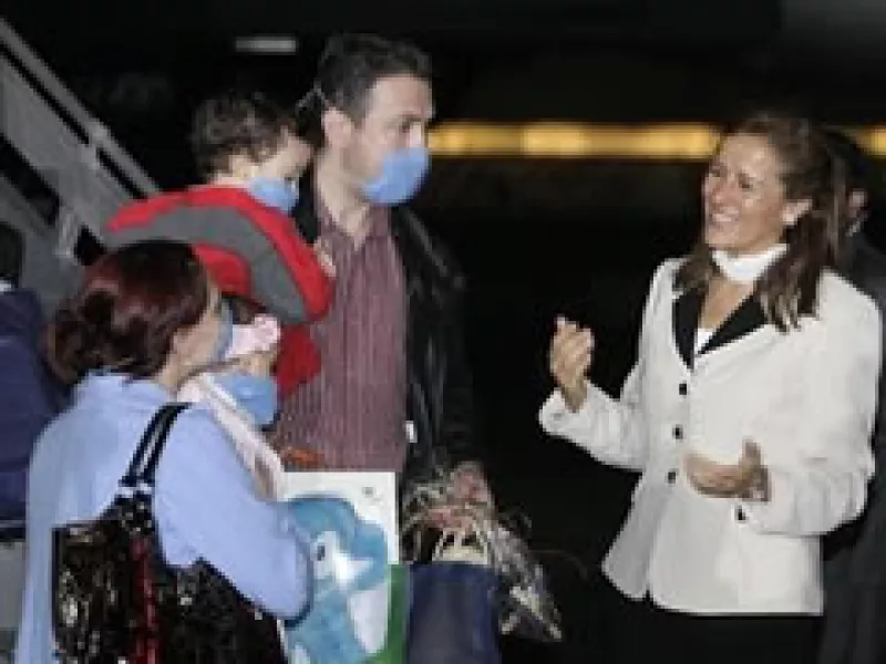 La esposa del presidente Calderón, Margarita Zavala, dio la bienvenida a los pasajeros. (Foto: AP)