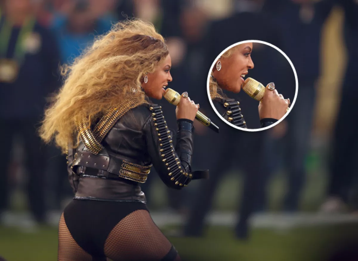 Con motivo del Super Bowl, Beyoncé usó un juego de anillos y aretes en forma de balón de americano.