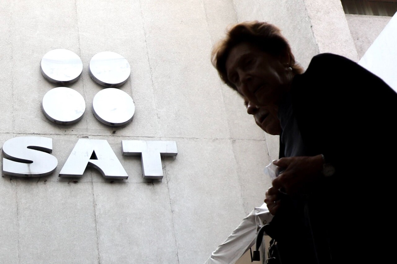 El SAT quiere vigilar más tus cuentas bancarias y de Sofipos: ¿qué propone el paquete económico 2026?